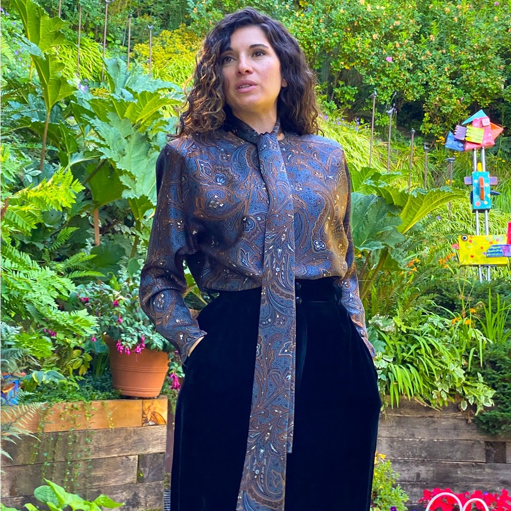 SOLD! Ellen Tracy 100% Silk. Super stylish with shoulder pads and sown in tie